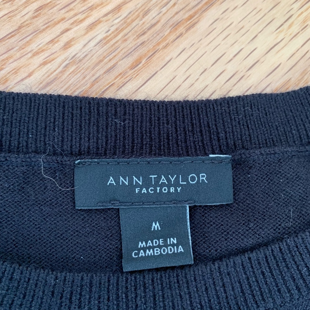 Ann Taylor Factory Women’s Dark Navy Short Sleeve Lightweight Sweater - Picture 2 of 5